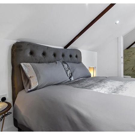 Sleek And Modern Studio With Minimalist Vibe Apartment เชมส์ฟอร์ด ภายนอก รูปภาพ
