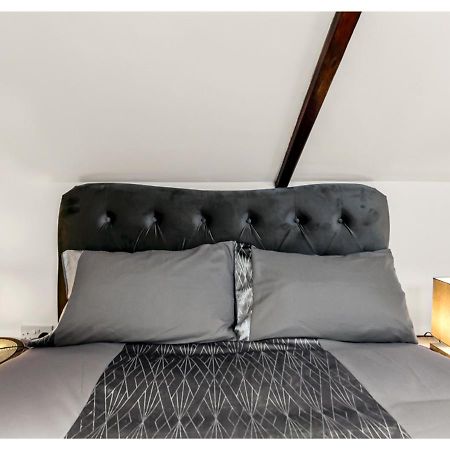 Sleek And Modern Studio With Minimalist Vibe Apartment เชมส์ฟอร์ด ภายนอก รูปภาพ