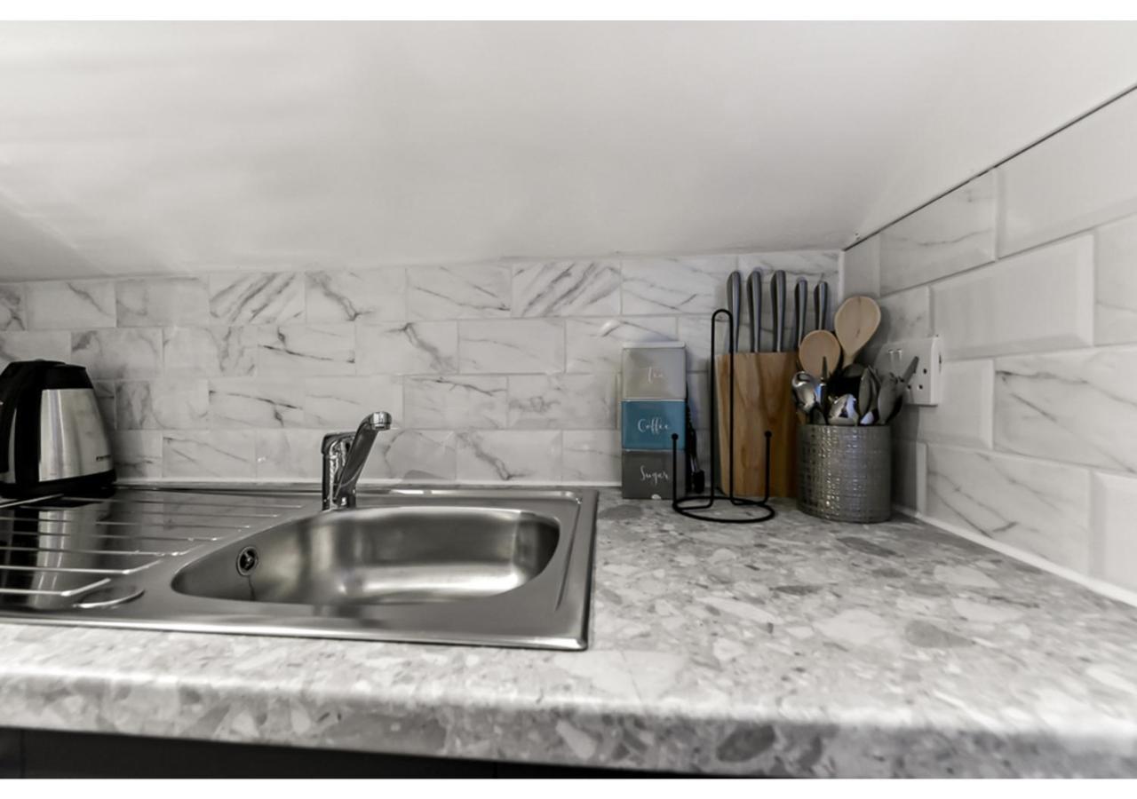 Sleek And Modern Studio With Minimalist Vibe Apartment เชมส์ฟอร์ด ภายนอก รูปภาพ
