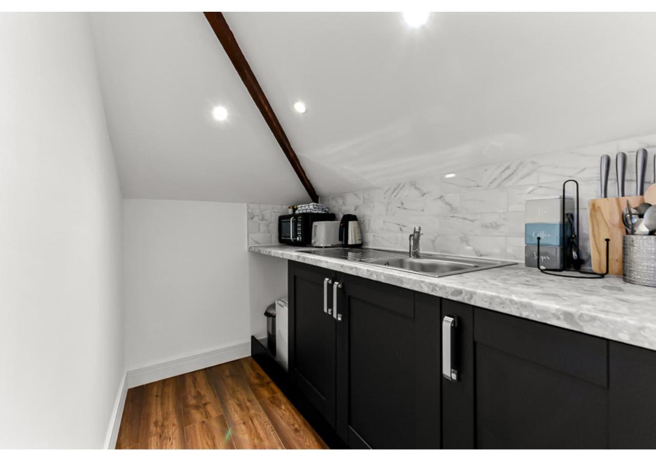 Sleek And Modern Studio With Minimalist Vibe Apartment เชมส์ฟอร์ด ภายนอก รูปภาพ