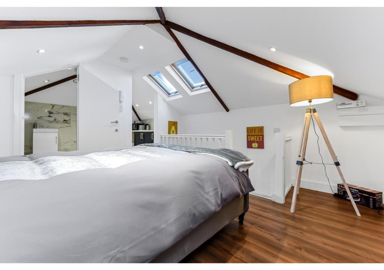 Sleek And Modern Studio With Minimalist Vibe Apartment เชมส์ฟอร์ด ภายนอก รูปภาพ