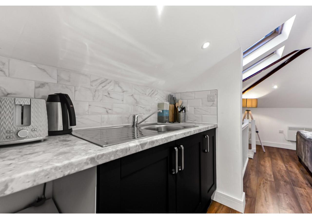 Sleek And Modern Studio With Minimalist Vibe Apartment เชมส์ฟอร์ด ภายนอก รูปภาพ