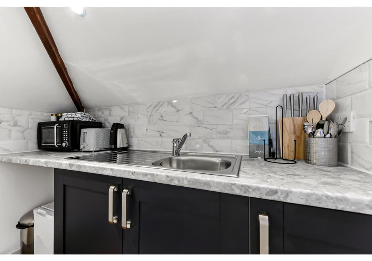 Sleek And Modern Studio With Minimalist Vibe Apartment เชมส์ฟอร์ด ภายนอก รูปภาพ