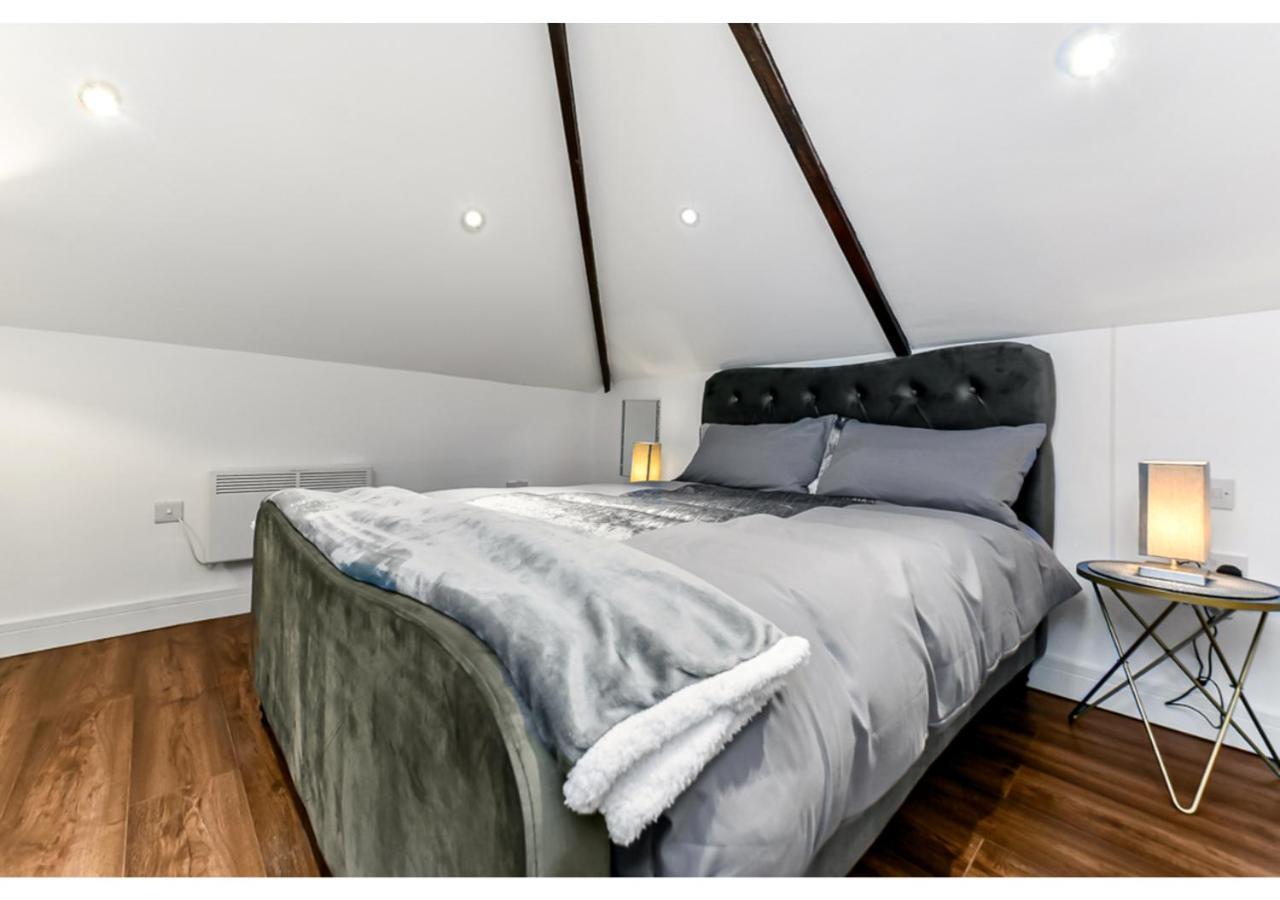 Sleek And Modern Studio With Minimalist Vibe Apartment เชมส์ฟอร์ด ภายนอก รูปภาพ