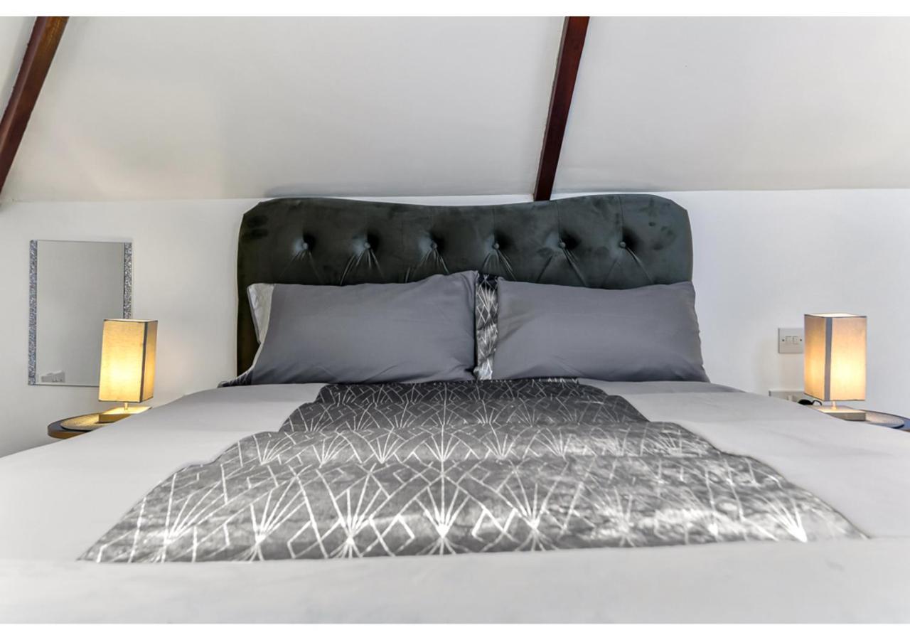 Sleek And Modern Studio With Minimalist Vibe Apartment เชมส์ฟอร์ด ภายนอก รูปภาพ