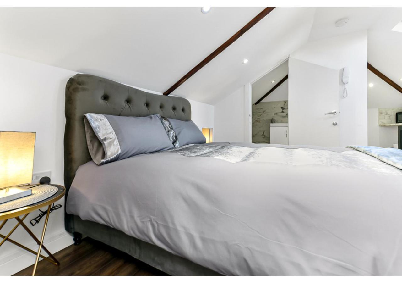 Sleek And Modern Studio With Minimalist Vibe Apartment เชมส์ฟอร์ด ภายนอก รูปภาพ